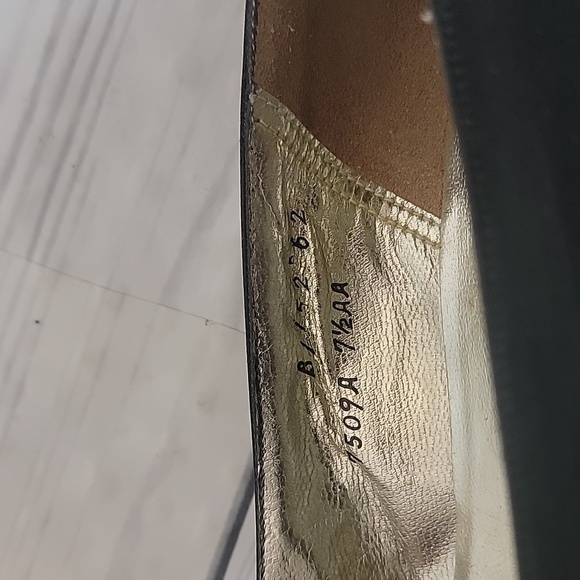 Vintage Erica Black Satin Low Heel Pumps by Huggins Shoes Womens Size 7.5AA - Picture 8 of 10